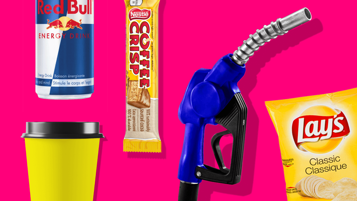 Collection de canettes Red Bull, de barres de chocolat Coffee Crisp, de muffins, de tasses à café et de pompe à essence.