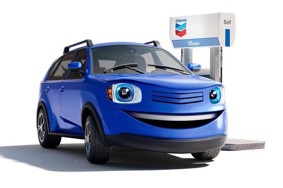 Voiture souriante à la pompe à essence Chevron.