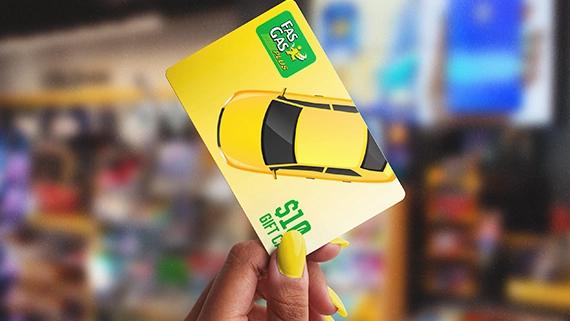 Main tenant une carte-cadeau Fas Gas.