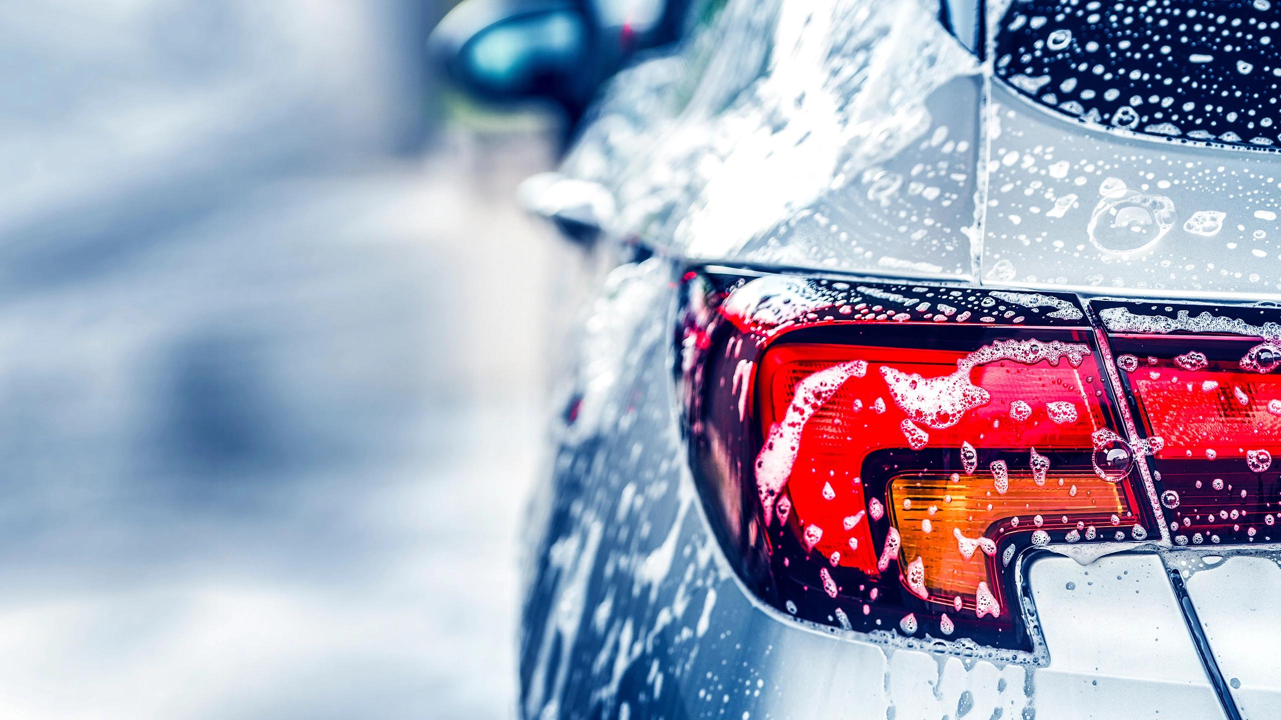 Arrière d'un véhicule dans un lave-auto.